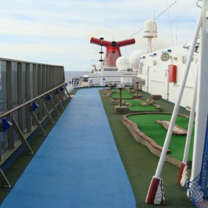 Jogging Track & Mini Golf - Deck 11 Fwd