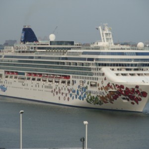 Norwegian Gem approaching Pier 88