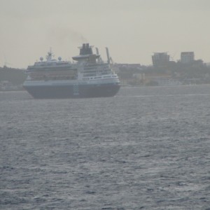 Pullmantuer's Monarch arriving at Willemstad