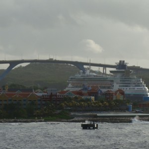 Pullmantuer's Monarch arriving at Willemstad