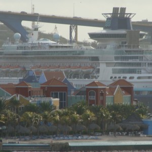 Pullmantuer's Monarch arriving at Willemstad