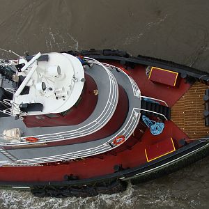 Tugboats push us into Pier 90