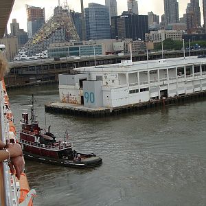 Tugboats push us into Pier 90