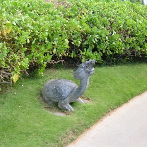 Statue on walkway behind Ka'anapali