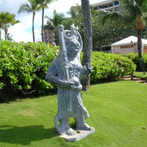 statue on walkway behind Ka'anapali