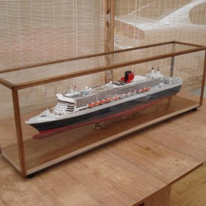 Revell 1:400 QM2 model