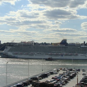 Norwegian Epic heads down the Hudson