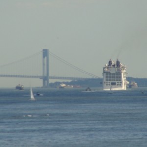 Norwegian Epic heads toward the Verrazano Bridge