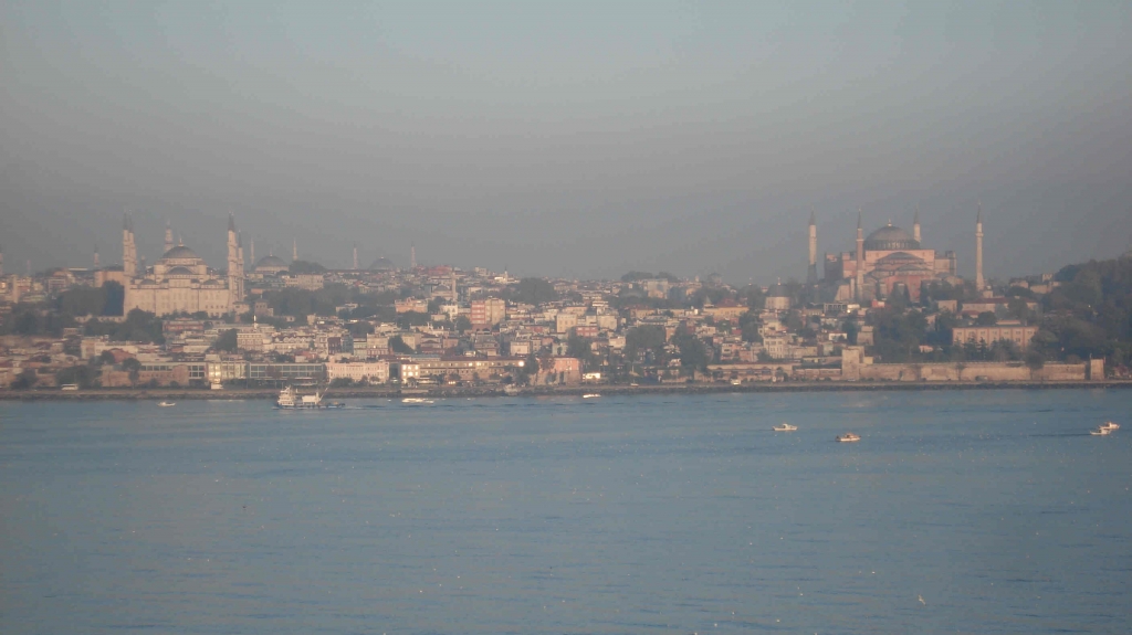 Blue Mosque(l) and Hagia Sophia(r). Istanbul