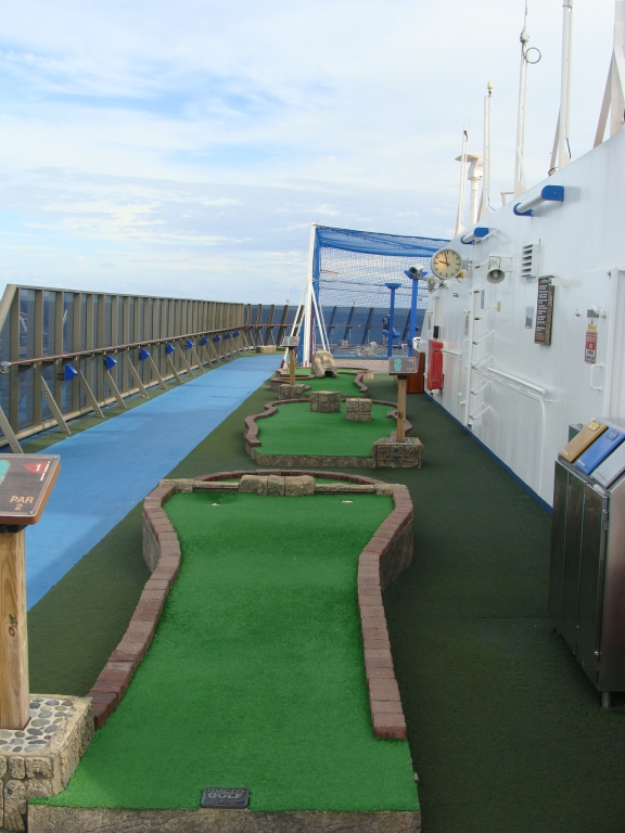 Jogging Track & Mini Golf - Deck 11 Fwd