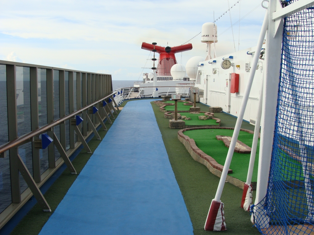 Jogging Track & Mini Golf - Deck 11 Fwd