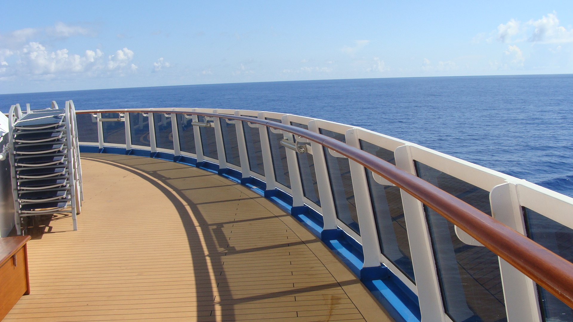 Lanai tour - around the corner to the starboard side again