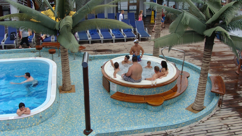 Lido Pool hot tub