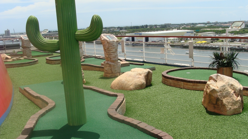 Mini Golf around funnel