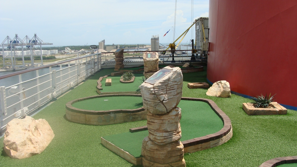 Mini Golf around funnel