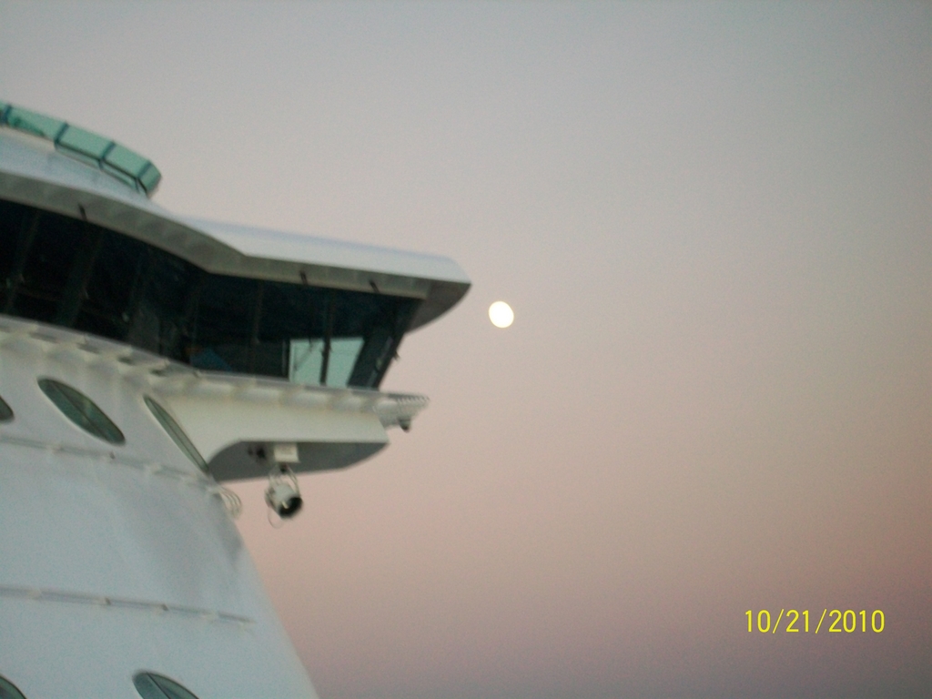 Moon_out_at_sundown_in_Tampa_