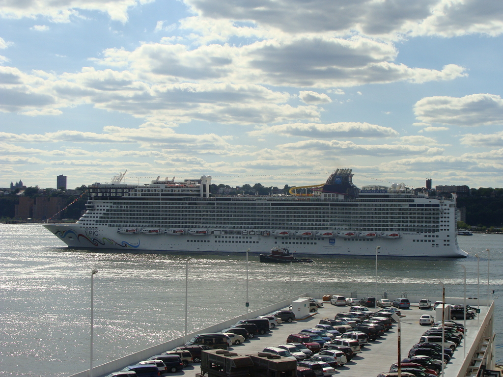 Norwegian Epic heads down the Hudson