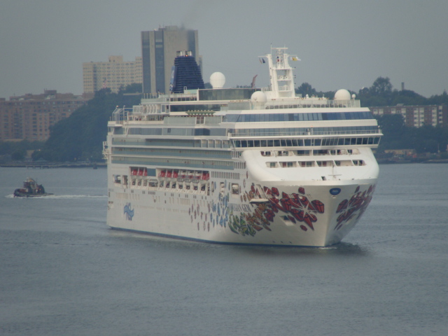 Norwegian Gem approaching Pier 88