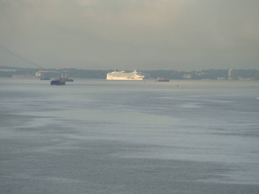 Norwegian Jewel enters the harbor