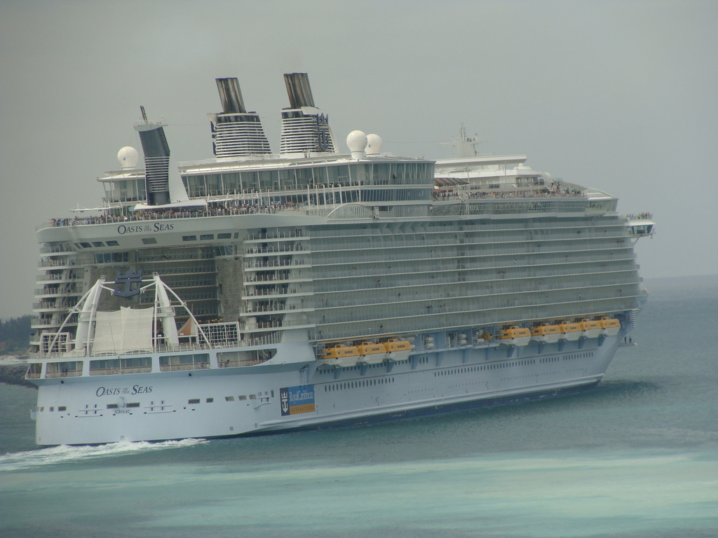 Oasis leaving Nassau