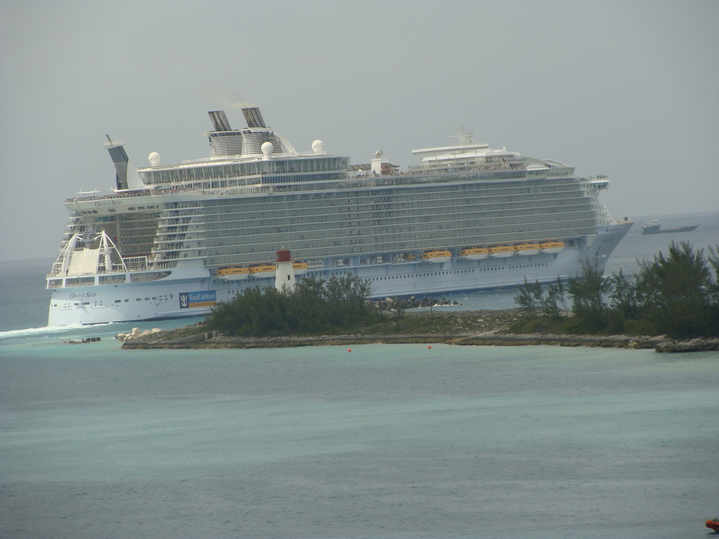 Oasis leaving Nassau