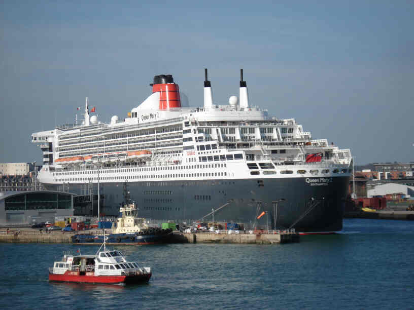 passing QM2 in Southampton