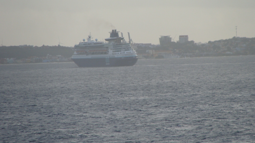 Pullmantuer's Monarch arriving at Willemstad