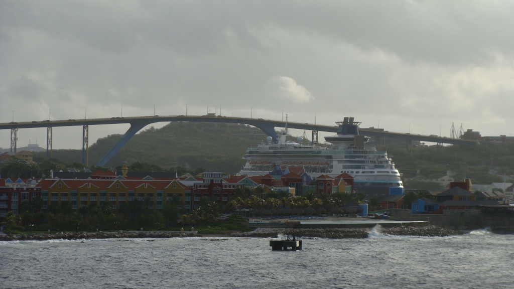 Pullmantuer's Monarch arriving at Willemstad