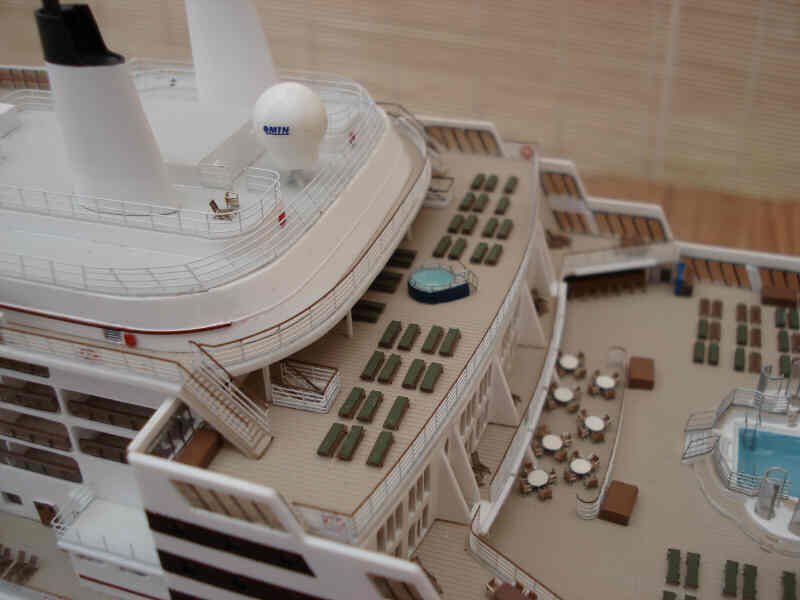 Revell 1:400 QM2 model