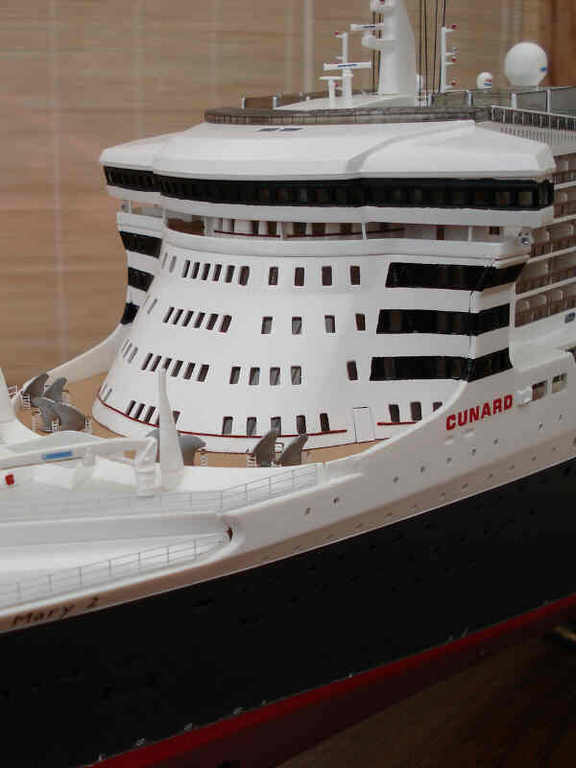 Revell 1:400 QM2 model