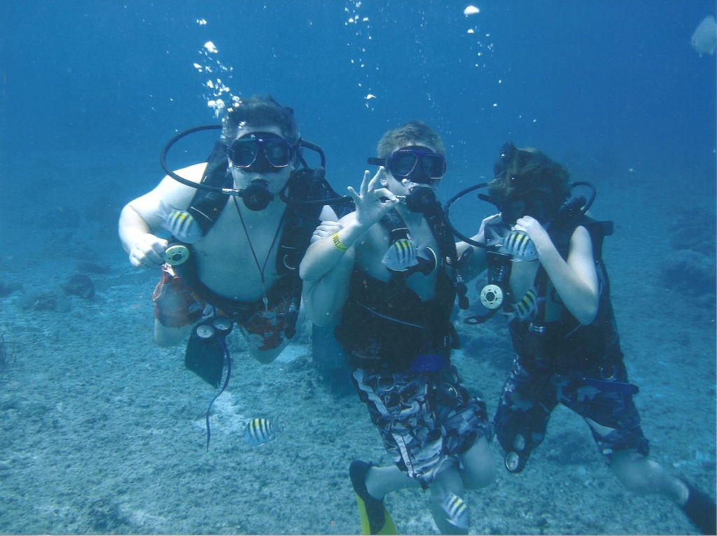 scuba_boys_underwater_r