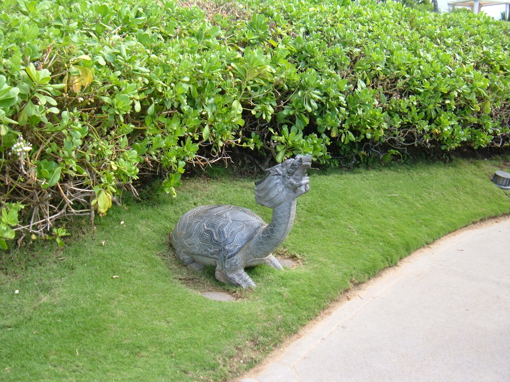 Statue on walkway behind Ka'anapali