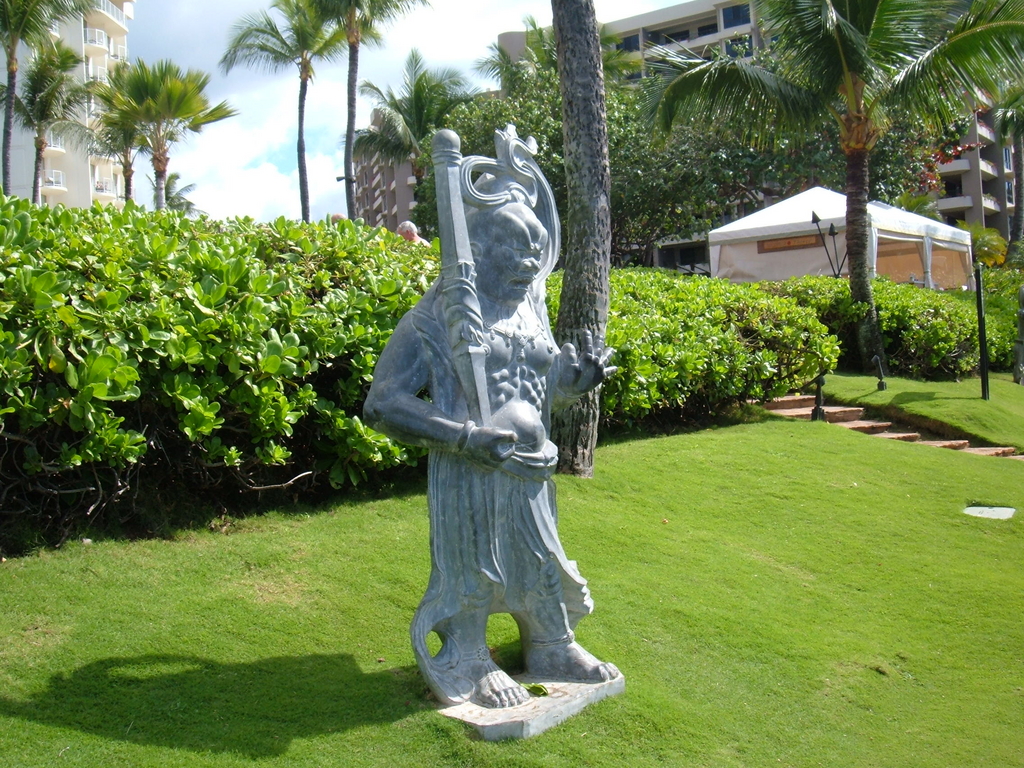 statue on walkway behind Ka'anapali