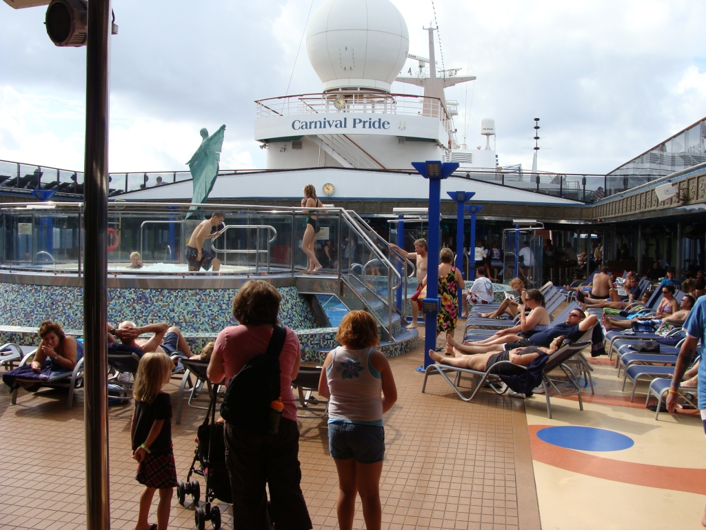 Venus Pool - Lido Deck 9 Midship