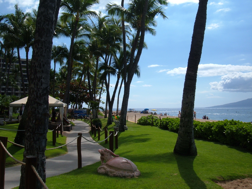 Walkway behind Ka'anapali