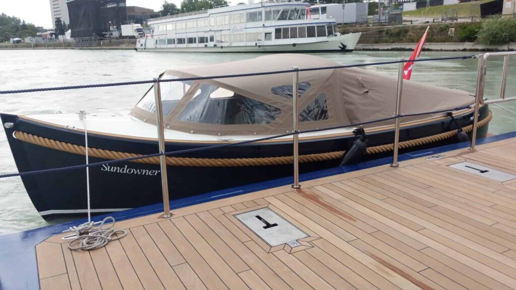 Sundowner boat on AmaMagna